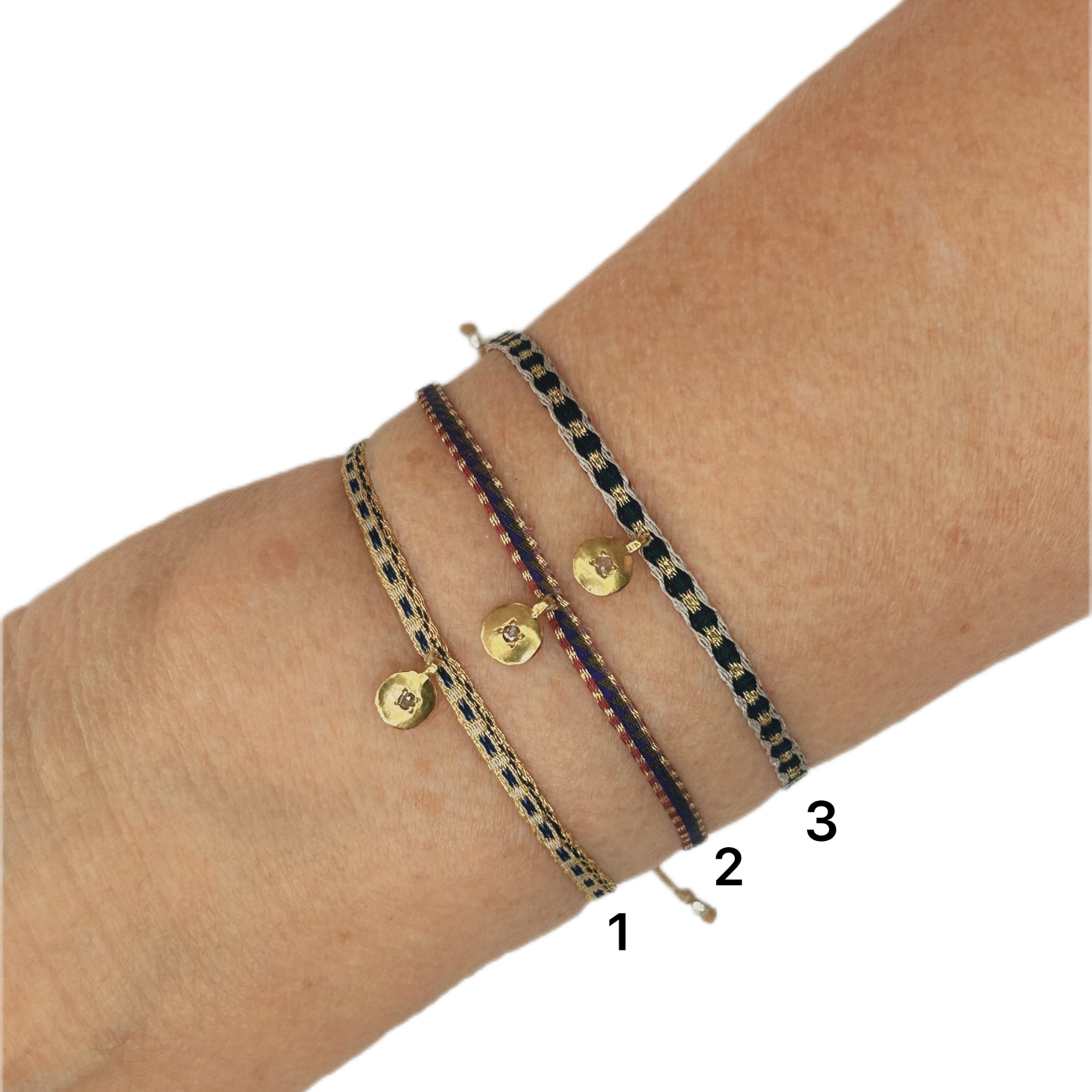 צמיד תליון מרכזי