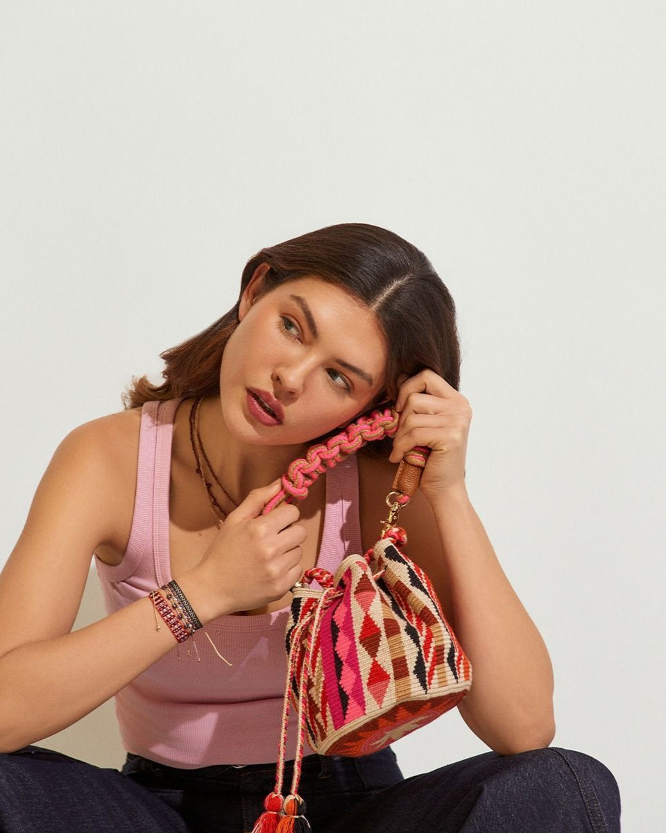 Crossbody M תיק עם ידית מקרמה